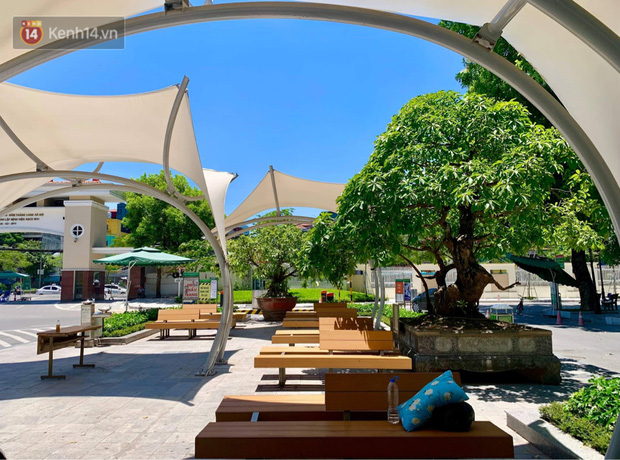 Khu vực gần cổng được bệnh viện bố trí nhiều ghế nhưng không ai ngồi nghỉ vì nắng