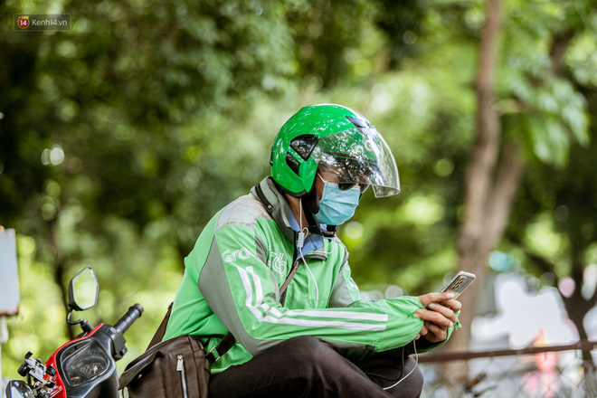 Không chỉ những tài xế taxi, xe ôm truyền thống mà cả những tài xế công nghệ cũng rơi vào tình trạng ế ẩm tương tự