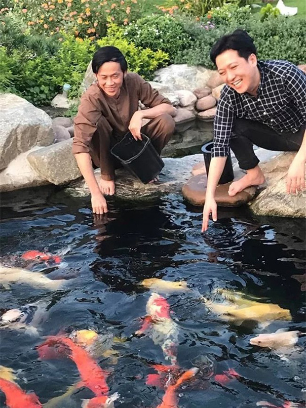 Danh hài nuôi khá nhiều động thực vật quý như: Cá koi, nai, chim trích cồ, sưu tầm trầm hương...