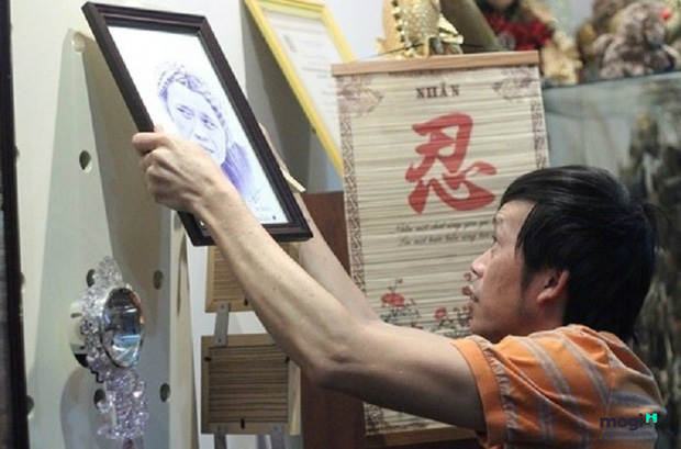 NS Hoài Linh trưng bày tranh fan vẽ tặng ở phòng khách