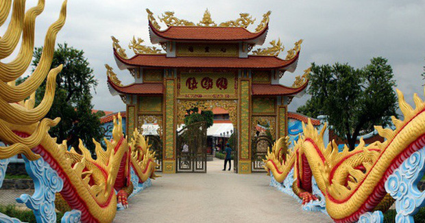 Cổng chính điện được thiết kế và điêu khắc nhiều chi tiết, sơn son thếp vàng