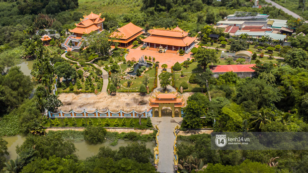 Công trình hoành tráng này gồm các hạng mục nhà thờ chính, nhà thờ phụ, nhà nghỉ cho người thăm viếng ở lại qua đêm và nhiều tiểu cảnh, cây cảnh um tùm như cả 1 khu rừng thu nhỏ