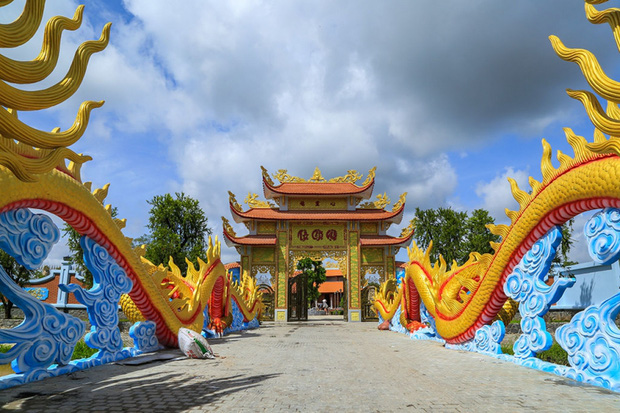 Sau gần 1 năm xây dựng, công trình đền thờ Tổ của NS Hoài Linh khiến bao người trầm trồ