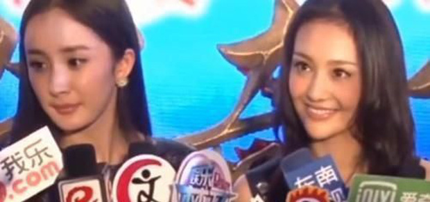 Dương Mịch tẽn tò quay mặt đi trước câu trả lời của đàn em