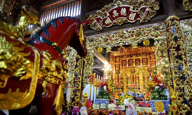 NS Hoài Linh chăm chút từng chi tiết nhỏ bên trong đền thờ Tổ nghiệp