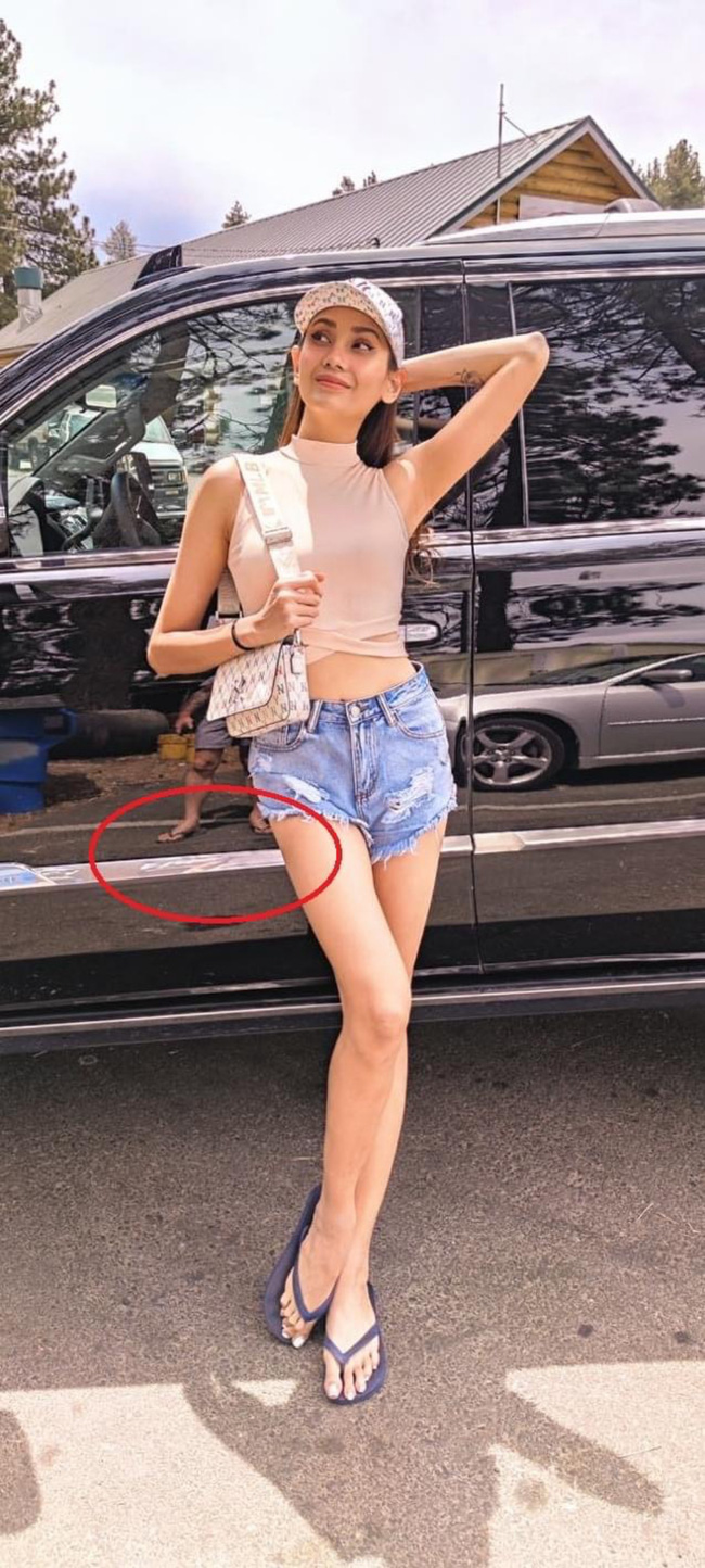 Trong một bức ảnh, các netizen còn soi được Võ Hoàng Yến và bạn trai đang mang dép đôi.