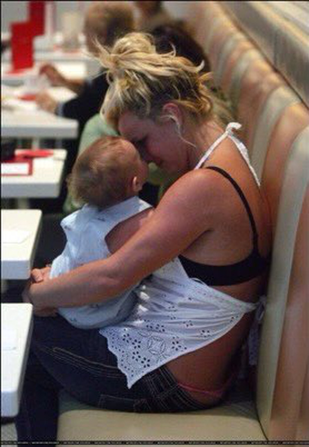 Hình ảnh Britney Spears ôm con trai ngồi khóc trong quán cafe sẽ mãi mãi là vết sẹo khắc sâu vào trong lòng cô và những người hâm mộ
