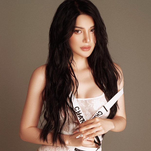 Lily Chen sở hữu nhan sắc xinh đẹp và body bốc lửa