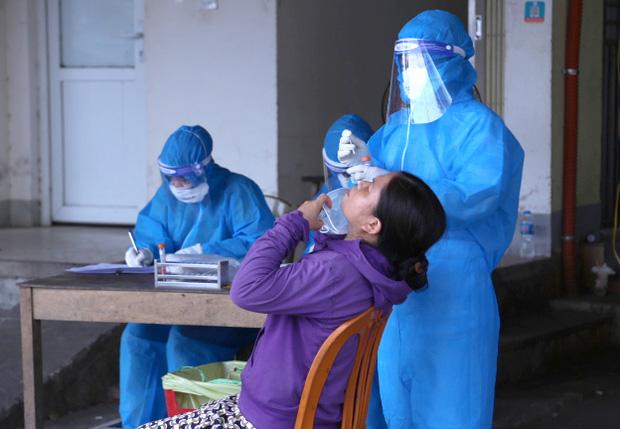 Hàng trăm người ở TP Vinh được lấy mẫu xét nghiệm