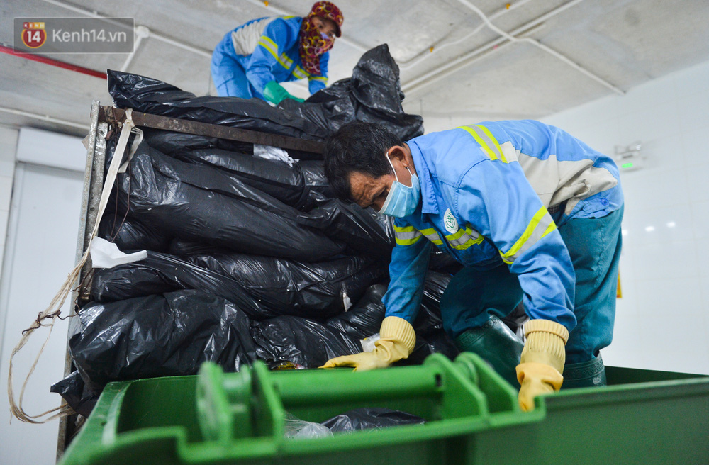 Công việc hiện tại của ông Đăng là dọn rác trong hầm của chung cư