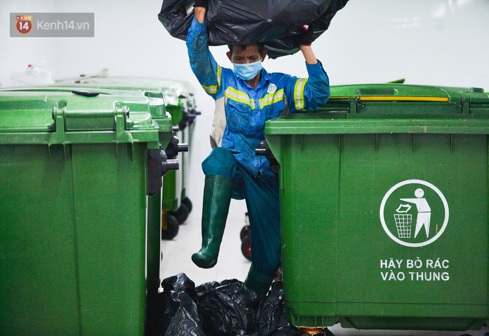 Mỗi buổi ông Đăng kiếm thêm được từ 50 - 70 nghìn đồng từ công việc này