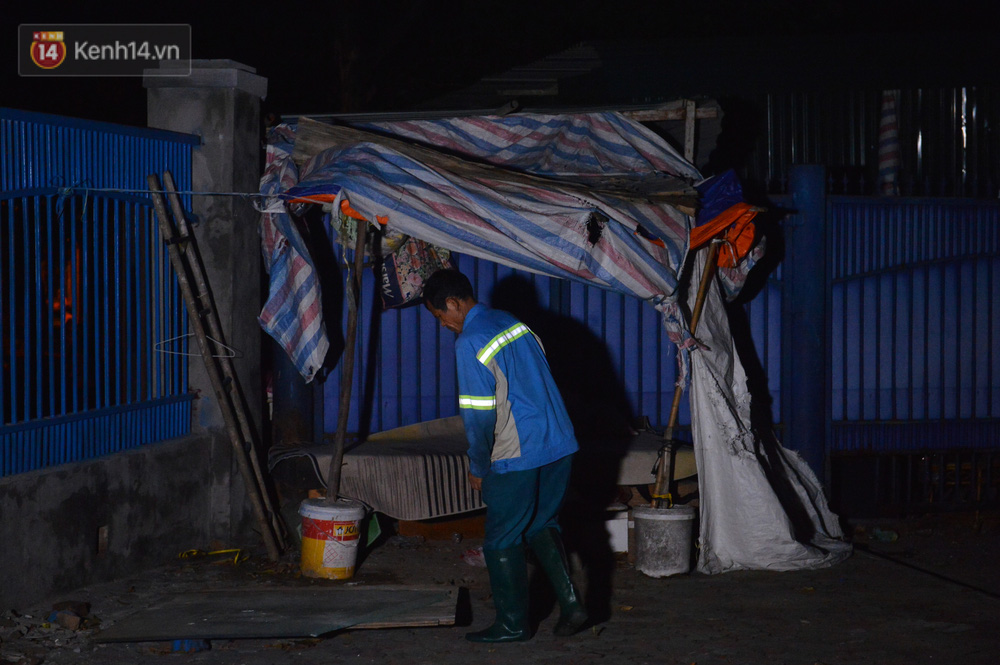 Không có tiền ở trọ, ông đành ngủ tạm ở chiếc lều tự dựng cạnh Cung điền kinh thành phố