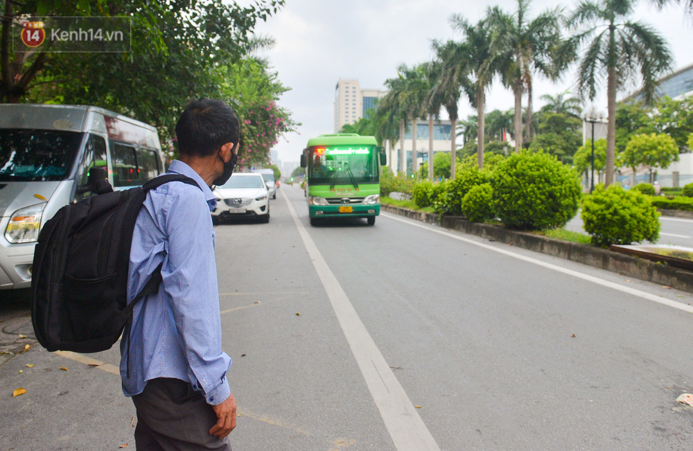 5h00 sáng, ông Đăng lại lóc cóc thu dọn đồ đạc, lên xe bus về nhà