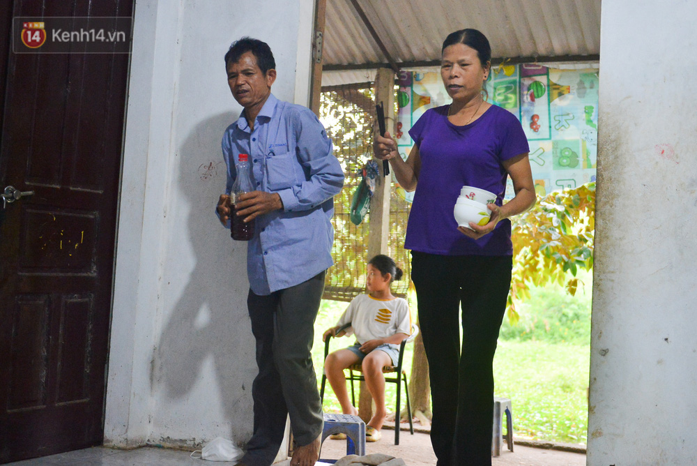 Sau khi đi làm về, ông Đăng uống nước, nghỉ ngơi rồi cùng vợ sắp đồ ăn bữa sáng