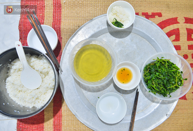 Bữa cơm của vợ chồng ông Đăng và cháu nội