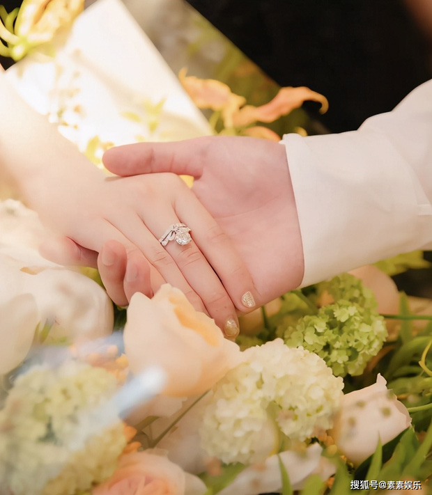 Cận cảnh chiếc nhẫn đính hôn trị giá 3,5 tỷ đồng mà Triệu Nhất Hàm nhận được