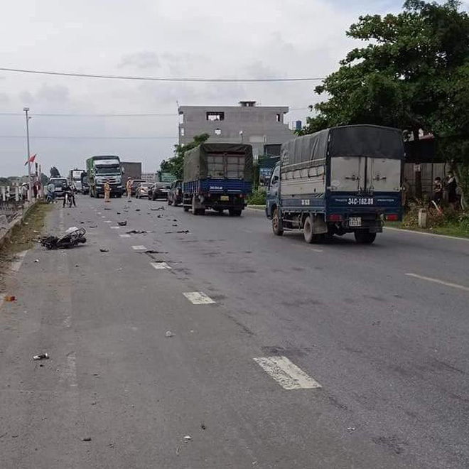 Những bức ảnh ghi lại ở hiện trường vụ tai nạn.