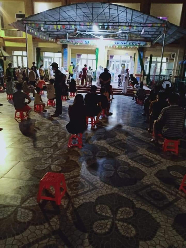 Lấy mẫu xét nghiệm ở xã Tân Dân, huyện Khoái Châu sau ca dương tính mới phát hiện ngay trong đêm