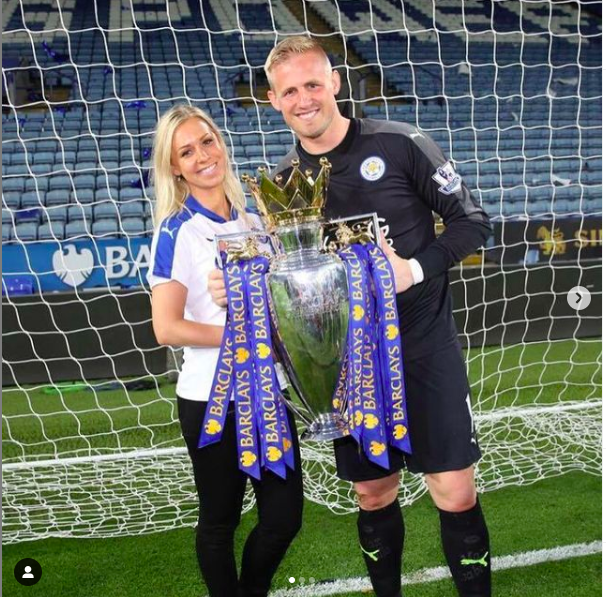 Stine sát cánh bên chồng trong những giây phút vinh quang.