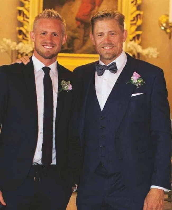 Kasper và cha Peter Schmeichel (bên phải).