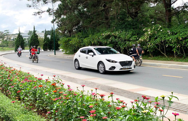 Tạm ngưng hoạt động đi bộ thể dục bên hồ Xuân Hương