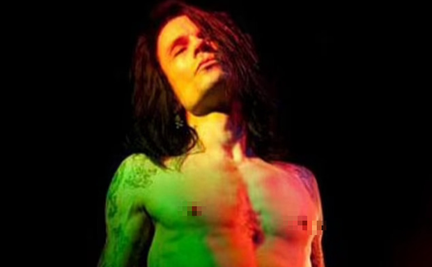 Nghệ sĩ Zion qua đời ở tuổi 48, được cho là do biến chứng từ vắc-xin ngừa Covid-19