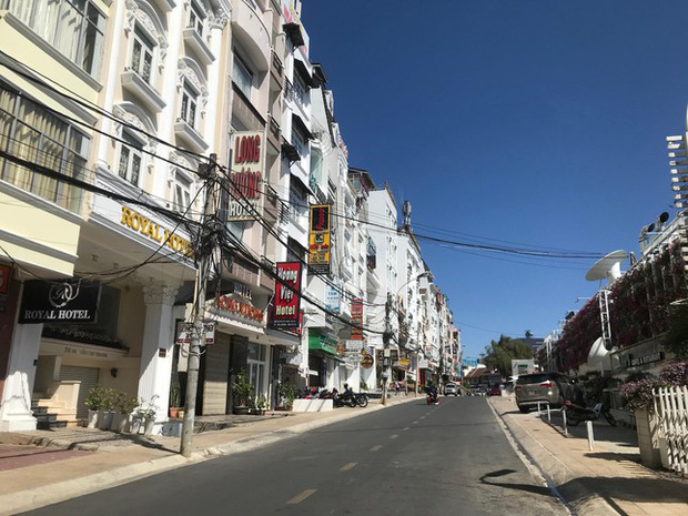 Phố khách sạn đường Nguyễn Chí Thanh vắng hoe