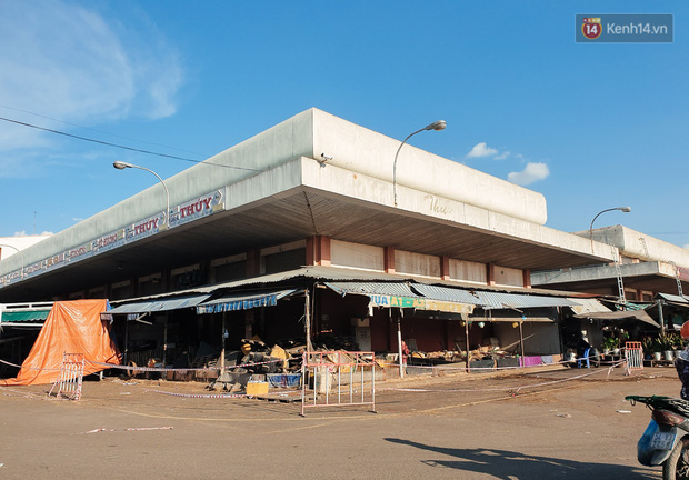 Nhiều ki-ốt trong chợ đã bị phong toả