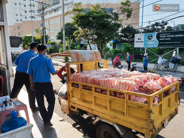 Xe ba gác chở đầy ắp nông sản vào chợ để bỏ mối