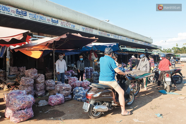 Một số người dân cũng tranh thủ đến chợ đầu mối Hóc Môn để mua số lượng nhiều hàng nông sản về dùng dần trong nhiều ngày tới