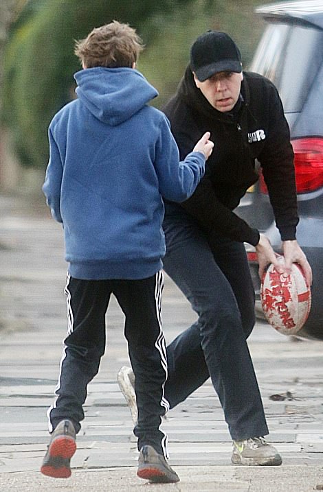 Ông Hancock chơi thể thao cùng với con trai.