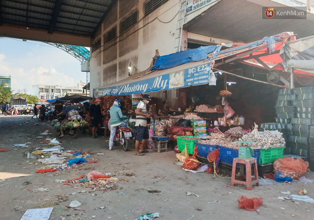 Khu vực bán hành, tỏi giá sỉ tại chợ đầu mối Hóc Môn