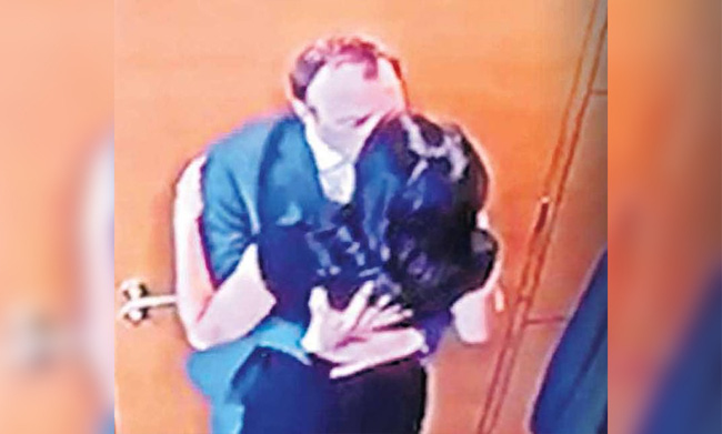 Cựu Bộ trưởng Y tế lộ ảnh thân mật với nữ trợ lý riêng.