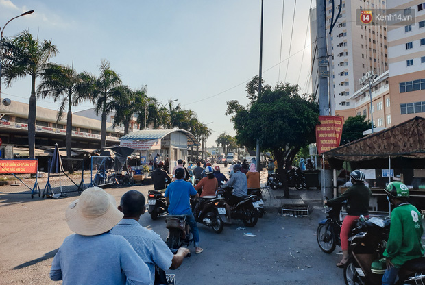 Càng về chiều tối vẫn còn nhiều người dân xếp hàng chờ qua chốt kiểm dịch để vào chợ đầu mối Hóc Môn