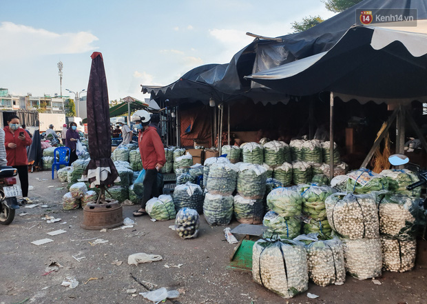 Các loại nông sản được tập kết tại chợ chuẩn bị vận chuyển đến các điểm bán lẻ