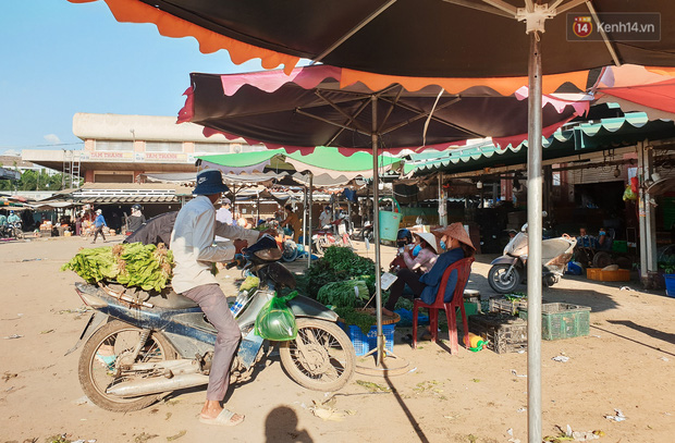 Một người dân đến chợ để mua trực tiếp trước khi chợ đầu mối Hóc Môn dừng mua bán trực tiếp