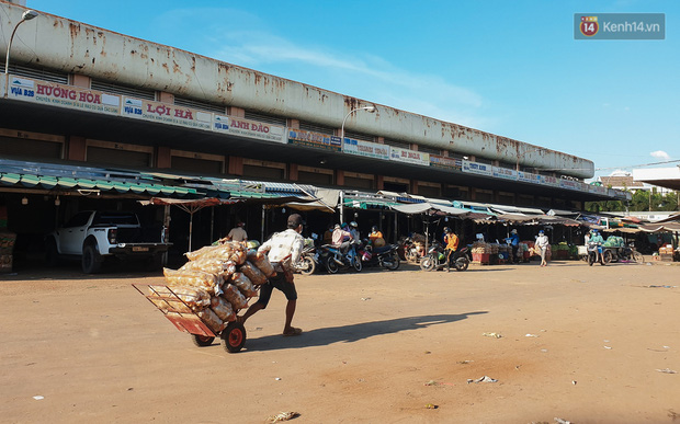 Những người bốc vác, vận chuyển hàng hoá cũng tất bật trước giờ 