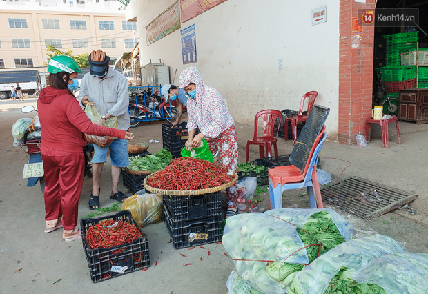 Những tiểu thương tranh thủ bán những mặt hàng cuối cùng trước khi dừng buôn bán trực tiếp tại chợ đầu mối Hóc Môn