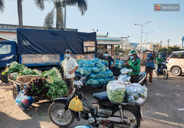 Tiểu thương nhỏ lẻ đến lấy hàng về bán