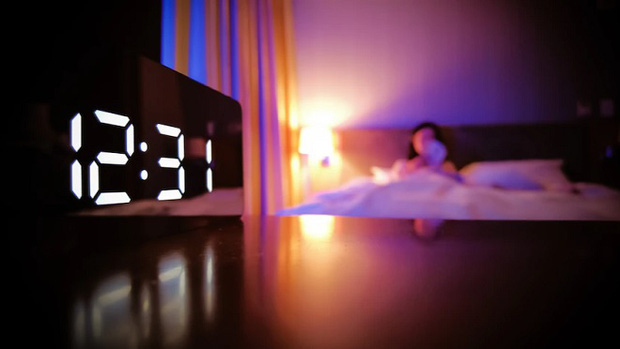 Được sếp tặng cho chiếc đồng hồ đắt đỏ, cô nhân viên rất vui và không hề nghi ngờ gì