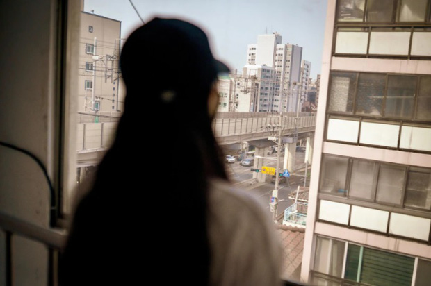 Cô gái trẻ ám ảnh vì bị tên sếp biến thái theo dõi ngay trong phòng ngủ của mình