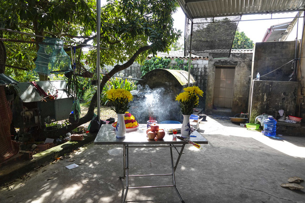 Bát hương được thắp vội để lo tang lễ cho ông Cửu và vợ cùng con gái.