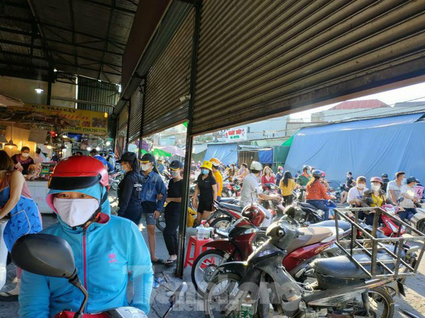 Việc chỉ hoạt động chợ truyền thống khiến công nhân lao động sau tan ca phải di chuyển xa đến nơi cho phép để mua thực phẩm