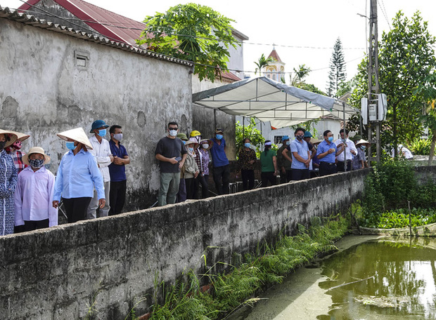 Ngay từ đầu giờ chiều nay, rất đông người dân, hàng xóm, người thân đến gửi lời chia buồn với gia đình ông Đào Đình Cửu (SN 1946), bà Vũ Thị Mộc (SN 1946, trú thôn Bái Trang, xã Quỳnh Hoa) là các nạn nhân bị Thịnh chém tử vong.