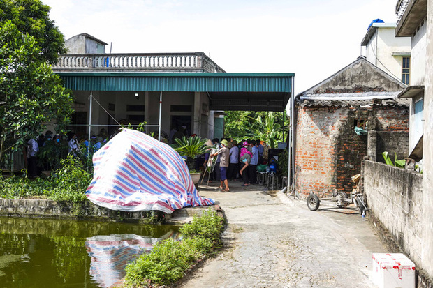 Nhiều người có mặt tại đám tang tỏ ra bức xúc chia sẻ rằng, vụ thảm sát mà Thịnh gây ra quá tàn nhẫn, dã man, không thể chấp nhận được. Họ mong muốn các cơ quan pháp luật xử lý Thịnh nghiêm minh, đúng người, đúng tội.