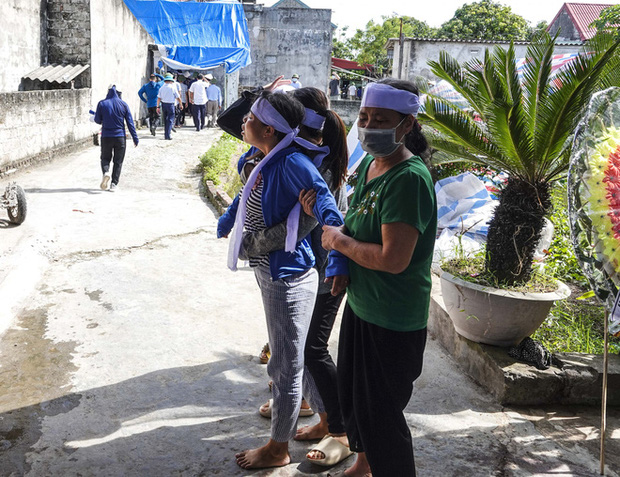 Con gái vợ chồng ông Cửu đau đớn, khóc vật vã trước sự ra đi của bố mẹ, chị gái.