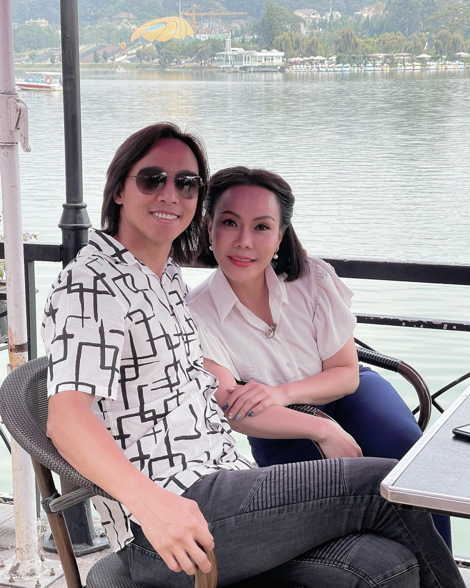 Việt Hương giờ đang hạnh phúc bên chồng là nhạc sĩ Hoài Phương và cô con gái nhỏ Elyza