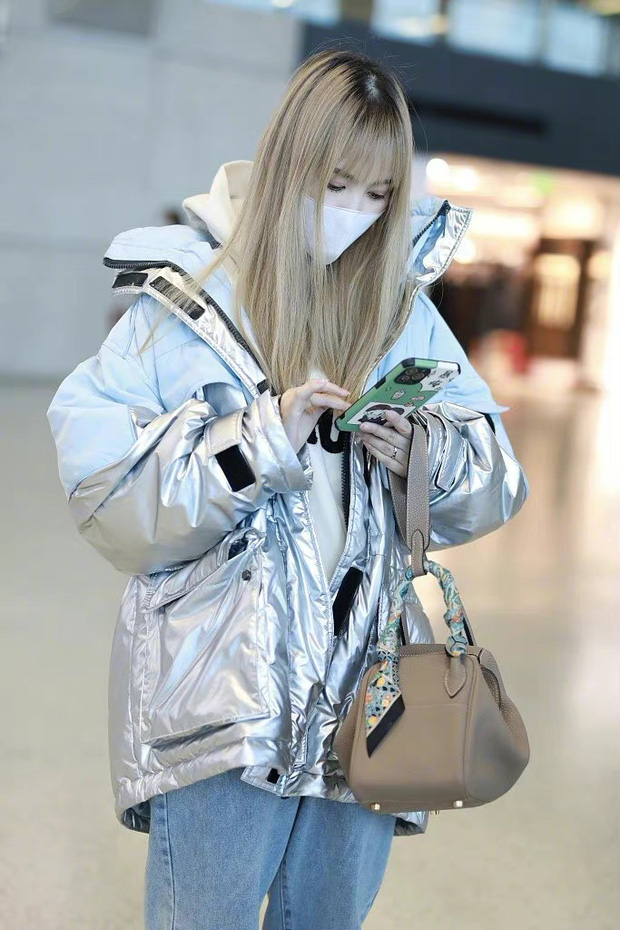 Một lần khác, Mã Dung gây choáng với chiếc túi xách trị giá 100.000 tệ (355 triệu đồng)