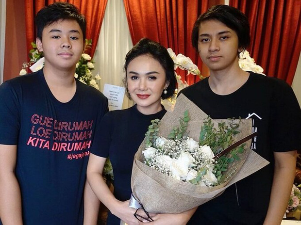 ... có thể cùng 2 con trai ngồi xuống xem phim 18+