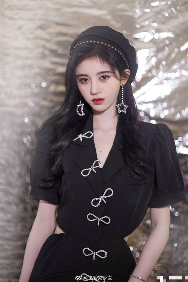 Cúc Tinh Y và vô số lần ê chề mặc áo fake bị dân tình bóc mẽ